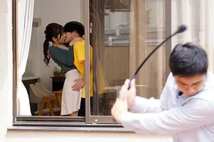 Đánh roi mạnh và xuất tinh vào cái mông bị đánh roi của cô ấy