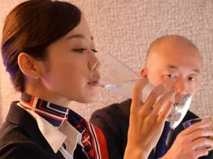 Dì trẻ chăm sóc thằng cháu nghịch ngợm còn thêm bạn của nó