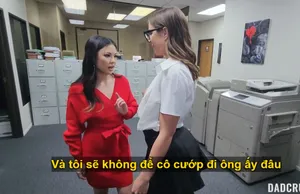 Giáo viên yoga nóng đang kéo giãn cơ thể sau khi tan làm