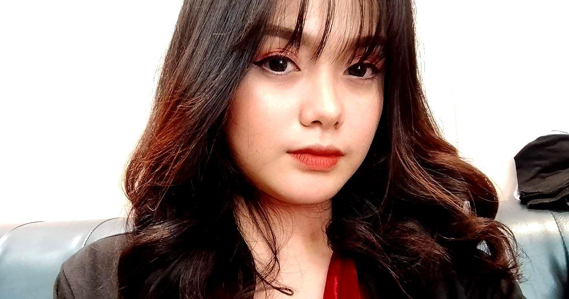 Một nhóm các cô gái trẻ và bạn trai của họ thay phiên nhau quan hệ tình dục, tận hưởng niềm vui của tình yêu